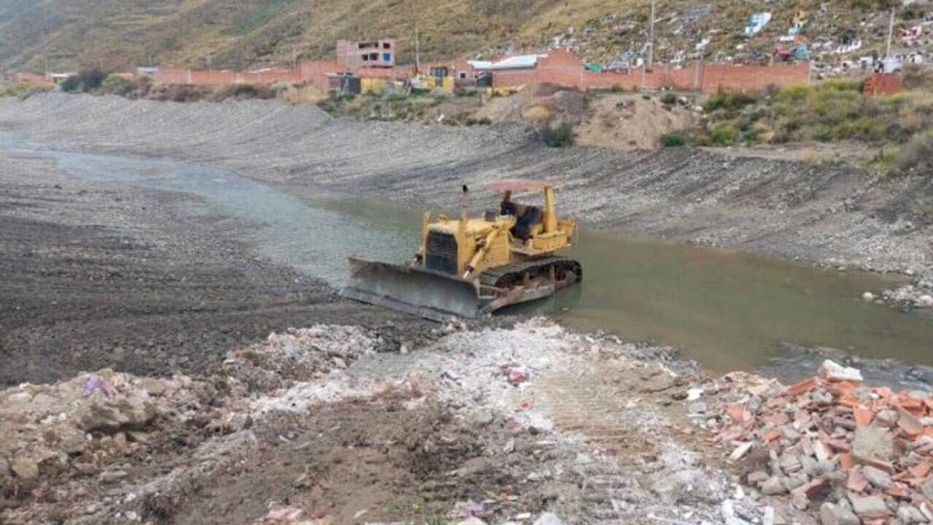 hombre es arrastrado por río cuando intentaba rescatar vehículo