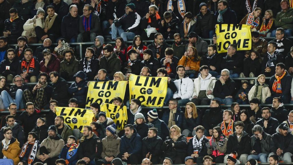 la afición estalla y el equipo se marcha escoltado