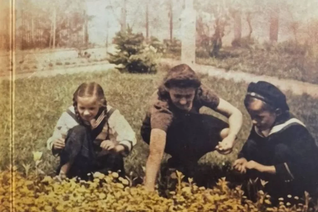 la vida "normal" que llevaban las familias de los miembros de las SS nazis junto al horror de Auschwitz: "En casa era un padre ideal y hablaba con dulzura."