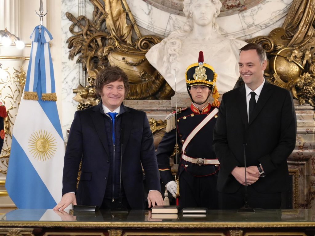 lo hará sin cobrar honorarios lo hará sin cobrar honorarios