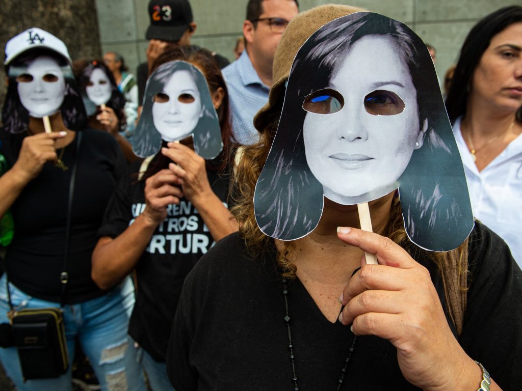 los presos políticos liberados que llegaron a España tienen prohibido hablar de sus encierros