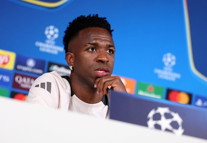 ofrecerían 1 billón de euros por su traspaso ofrecerían 1 billón de euros por su traspaso