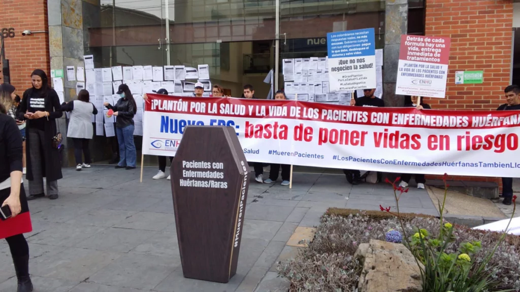 pacientes con enfermedades raras protestan en Bogotá y exigen a Nueva EPS cumplir el derecho a la salud