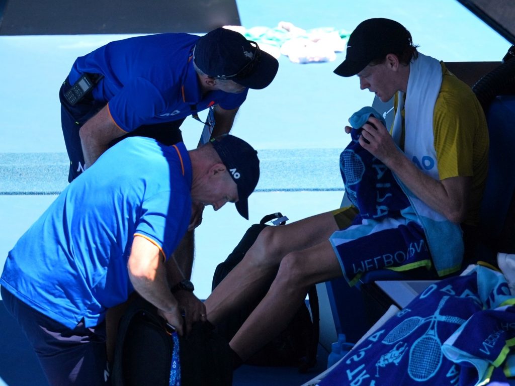 perdía y sufría calambres pero un parate por "calor extremo" le permitió dar vuelta el partido