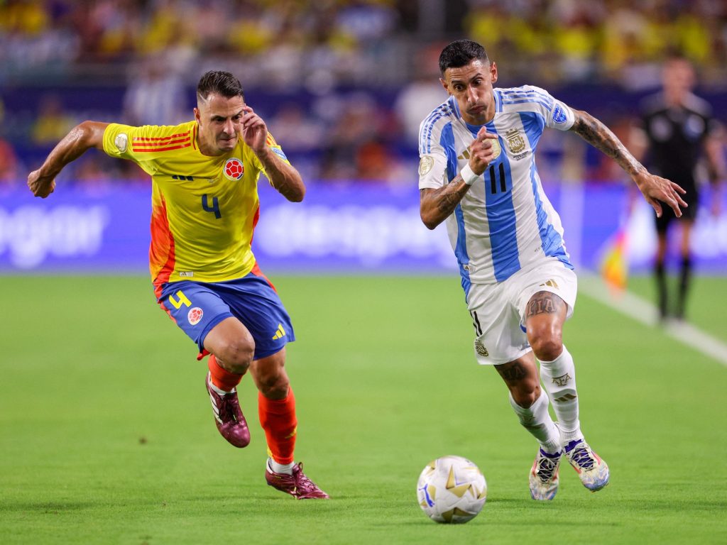 quién es el lateral colombiano que jugó dos Mundiales y convenció a Gustavo Quinteros