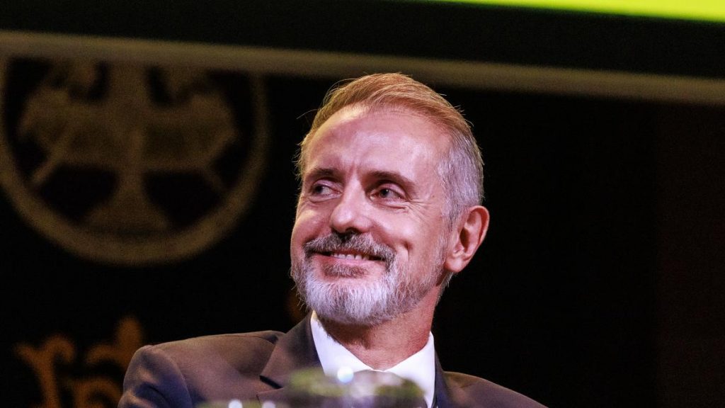 un año de ventas, ajuste y más clientes para Telefónica