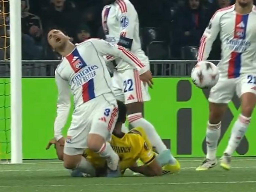 un rival se le cayó sobre el tobillo derecho y fue reemplazado en el triunfo del Lyon en la Europa League