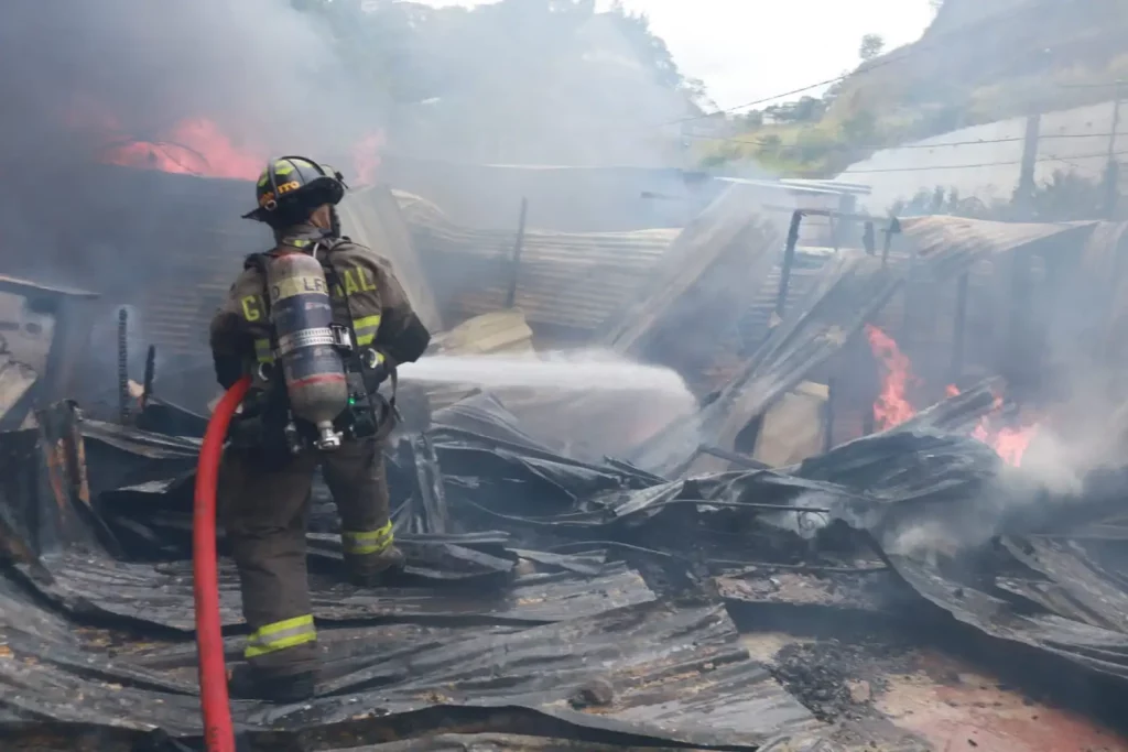 vecinos y socorristas evitan tragedia mayor