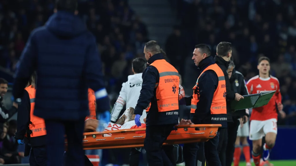 ¿Hay alerta para la Selección Colombia? Richard Ríos fue sacado en camilla en medio del partido entre Benfica y Porto: esto se sabe