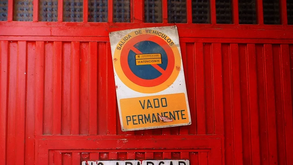 ¿Puedes aparcar si lo ha pintado tu vecino?