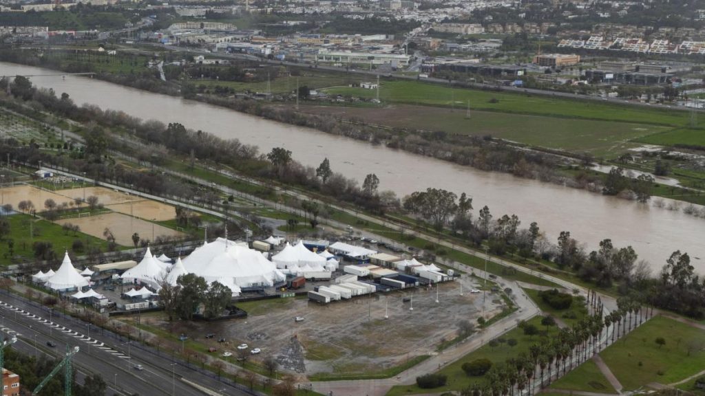 150 carreteras cortadas y centenares de desalojados en Andalucía por el temporal 150 carreteras cortadas y centenares de desalojados en Andalucía por el temporal