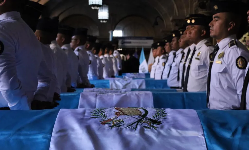 A 11 sube el número de policías fallecidos por los ataques del Barrio 18