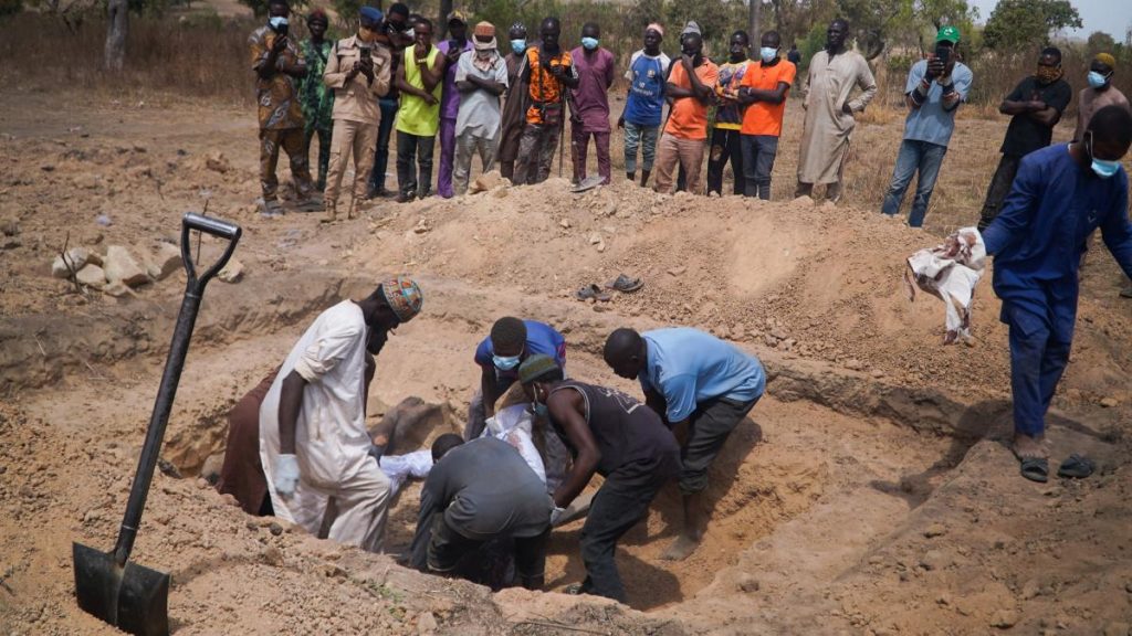 Asesinan a 170 hombres y niños en Nigeria; yihadistas los convocaron a “rezar”