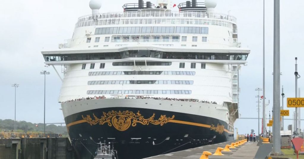 Así fue el paso del Disney Adventure, el crucero más grande que ha transitado por el canal de Panamá - Nacionales