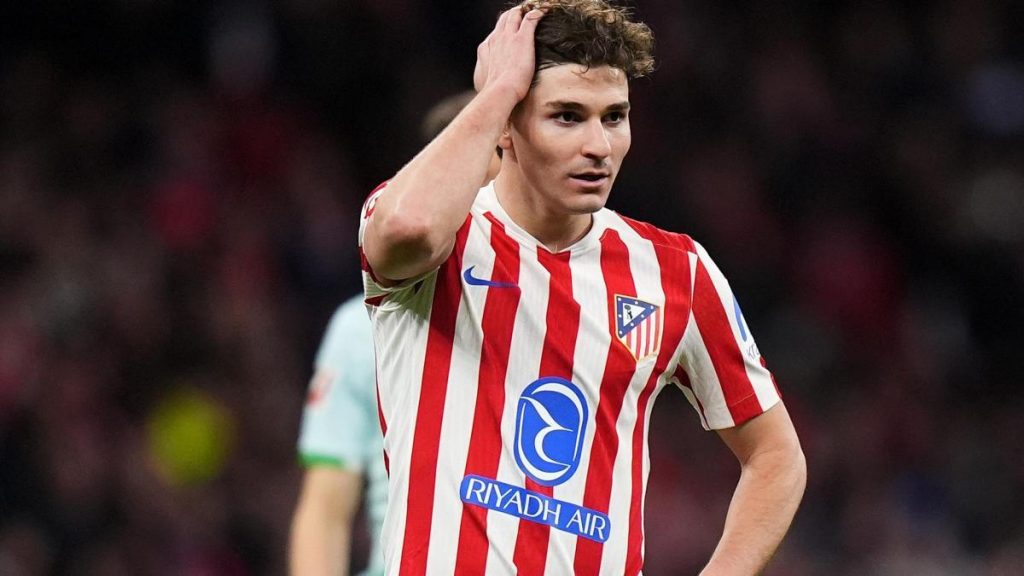 Atlético de Madrid | Julián Álvarez, cien días sin superpoderes y un Simeone que da la cara por él