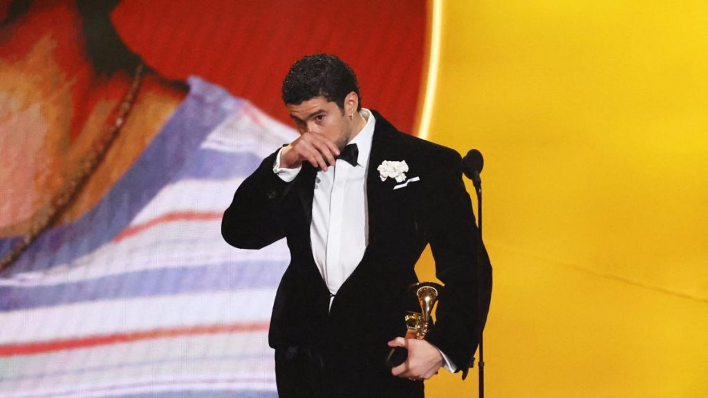 Bad Bunny hace historia al ganar el Grammy de mejor disco por un trabajo en español Bad Bunny hace historia al ganar el Grammy de mejor disco por un trabajo en español