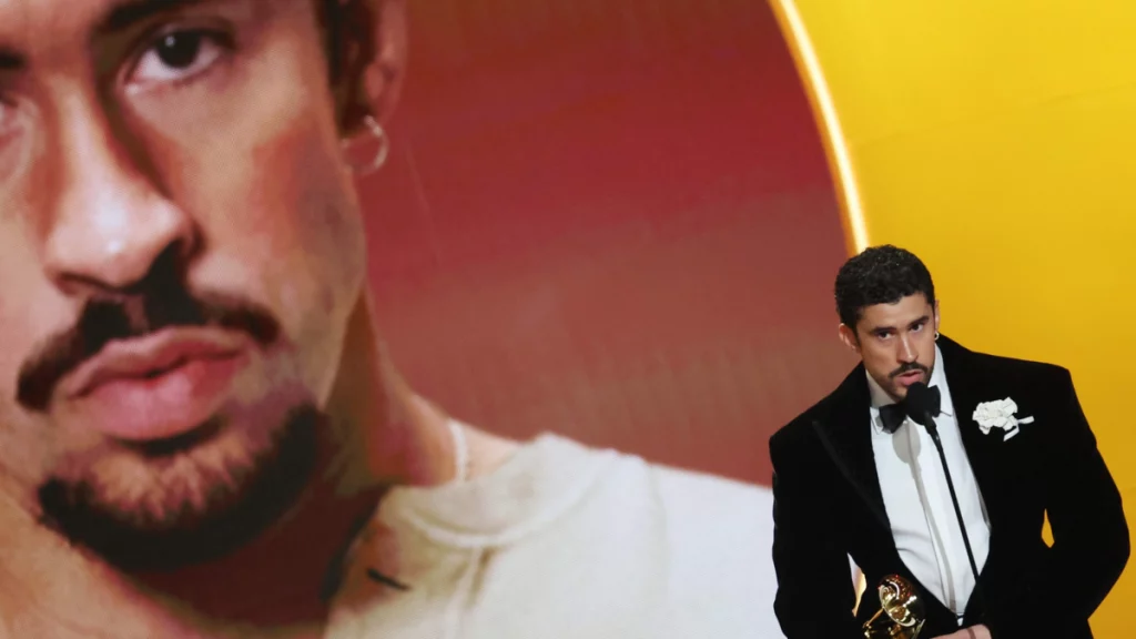 Bad Bunny hace historia y gana el Grammy a mejor álbum del año con 'DeBÍ TiRAR MáS FOTOS', disco hecho totalmente en español