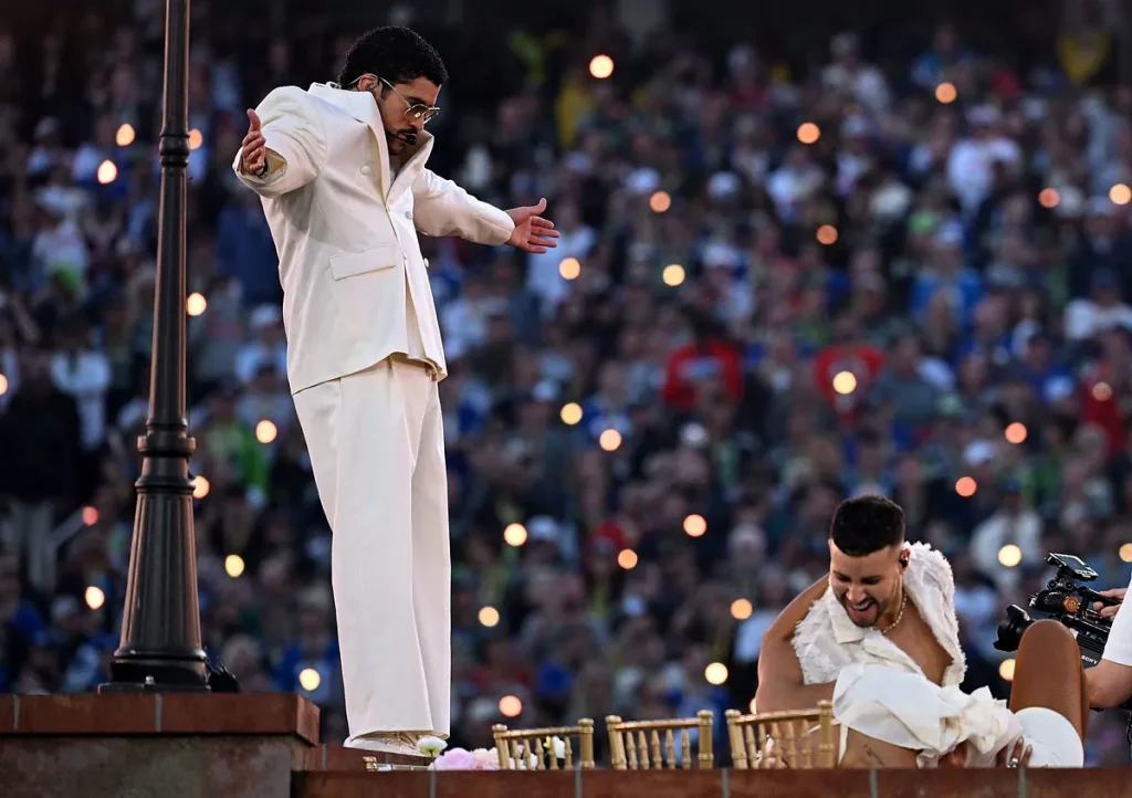 Bad Bunny reivindica el alma latina de América en la Super Bowl con un espectáculo de inclusión sin consignas políticas: "Lo único más poderoso que el odio es el amor"
