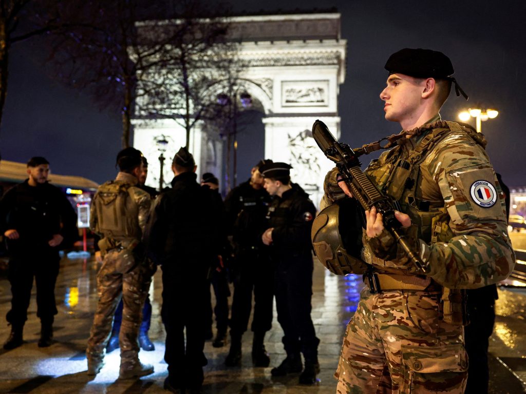 Balearon a un hombre que intentó acuchillar a un policía en el Arco del Triunfo. Balearon a un hombre que intentó acuchillar a un policía en el Arco del Triunfo.