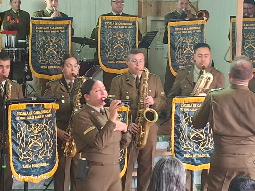 Banda de Carabineros llevó música y alegría a comunidad de Quenuir Banda de Carabineros llevó música y alegría a comunidad de Quenuir