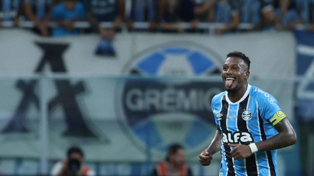 Botafogo encaminha a contratação do volante Edenilson, que está de saída do Grêmio Botafogo encaminha a contratação do volante Edenilson, que está de saída do Grêmio