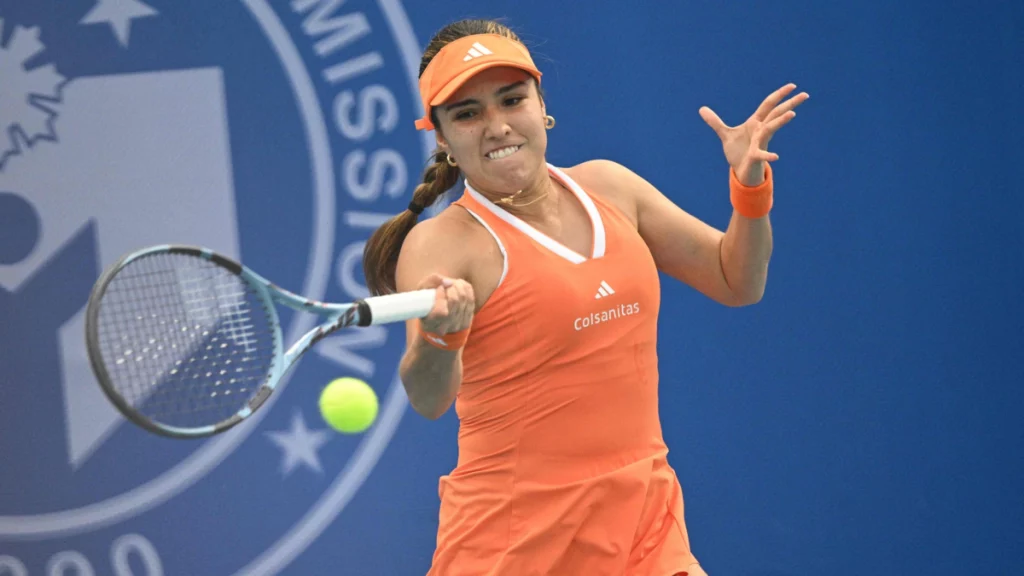 Camila Osorio batalló y avanzó a la segunda ronda del torneo de Doha tras el abandono por lesión de Emma Raducanu