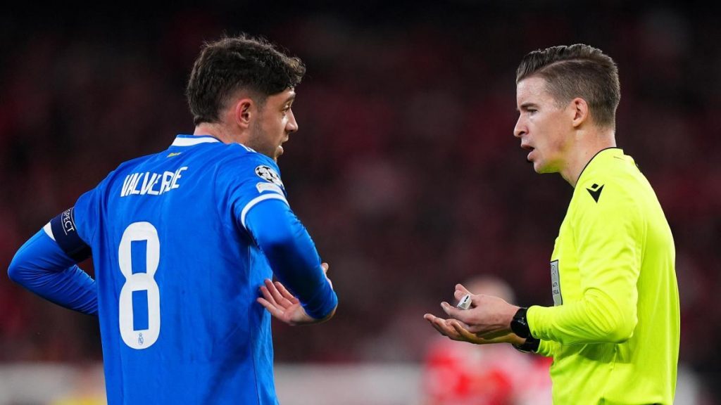 Captan a un aficionado del Benfica haciendo gestos racistas a los madridistas