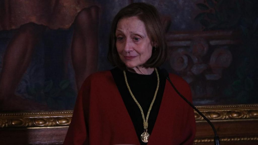 Carme Elias recibe, emocionada, la Medalla de Oro de Barcelona por su trayectoria como actriz y su valentía ante el Alzheimer Carme Elias recibe, emocionada, la Medalla de Oro de Barcelona por su trayectoria como actriz y su valentía ante el Alzheimer