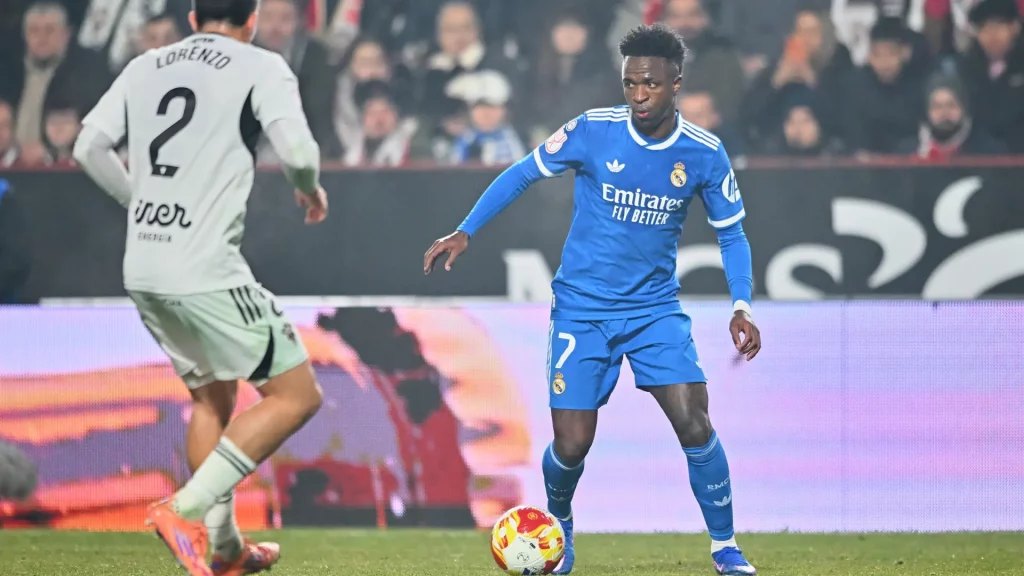 Castigo ejemplar al aficionado que le tiró un plátano a Vinícius en Albacete Castigo ejemplar al aficionado que le tiró un plátano a Vinícius en Albacete