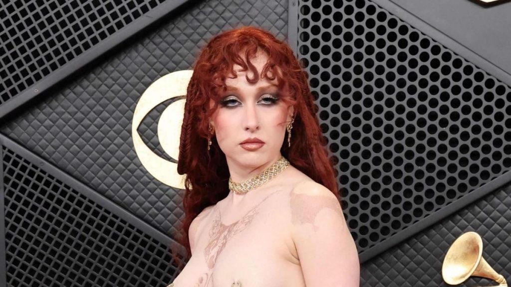 Chapelle Roan impacta en topless en los Grammy 2026