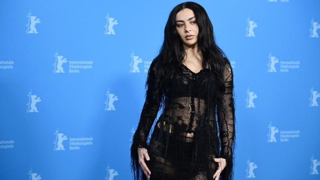 Charli XCX quiere que el mundo se sepa que no le gusta la fama