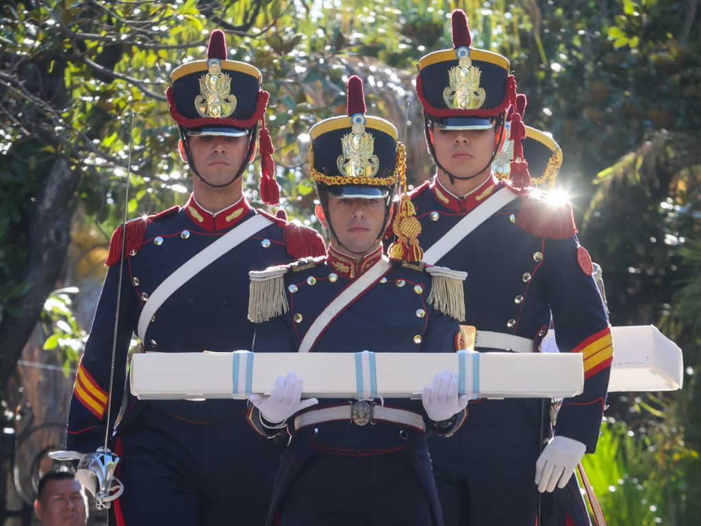 Cinco mil personas despidieron el sable corvo de San Martín aunque Granaderos invita a visitarlo desde mañana