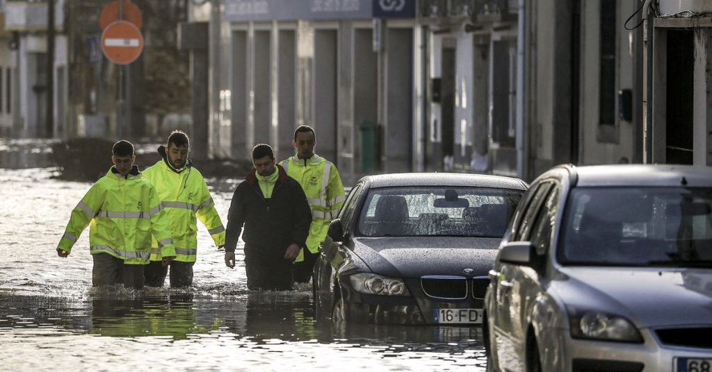 Colapsa un viaducto en una autopista de Portugal tras tormentas e inundaciones repentinas - Mundo