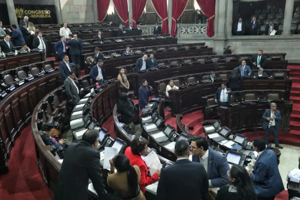 Congreso aprueba ley que restituye escuelas normales y devuelve al Mineduc control de la formación docente