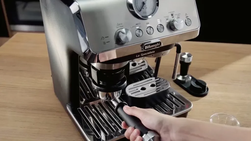 Convierte tu cocina en una cafetería de especialidad con esta cafetera superautomática preciosa y muy funcional.