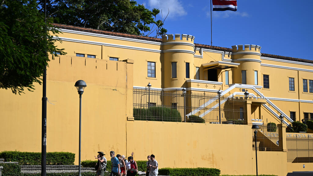 Costa Rica elige presidente con una favorita de línea dura contra la violencia del narco Costa Rica elige presidente con una favorita de línea dura contra la violencia del narco