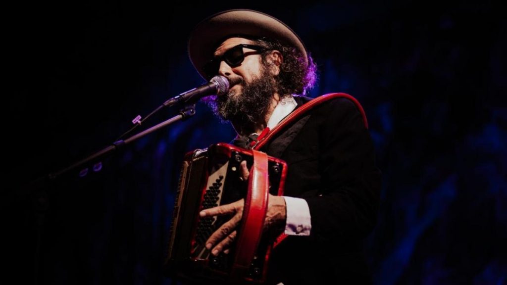 “Cuando se te conoce como cantautor, no te toman en serio como escritor”