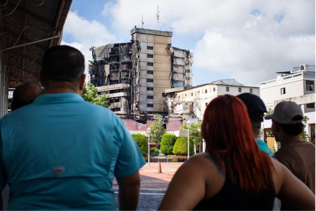 Damnificados del edificio Multicomercio se aferran a la esperanza de recuperar sus bienes en Guayaquil