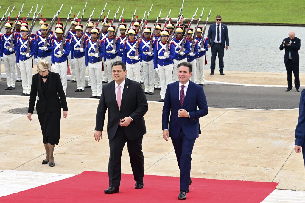 De olho na pauta legislativa e na reeleição, Lula recibe Motta e líderes da Câmara em jantar de confraternização