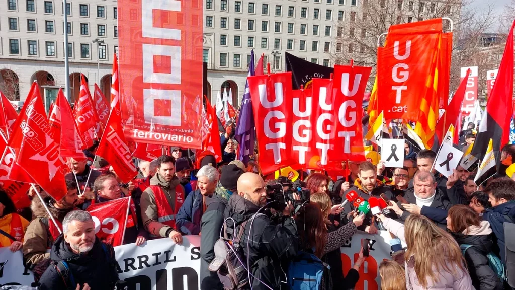 Del poco personal a la falta de responsabilidad: todas las quejas de los trabajadores de Adif y Renfe que les han llevado a pedir la dimisión de Óscar Puente