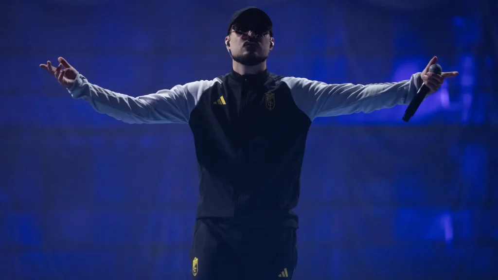 Dellafuente publica ‘Dellafuente – Rip Dreams’, un fotolibro de sus conciertos en el Estadio Metropolitano Dellafuente publica 'Dellafuente - Rip Dreams', un fotolibro de sus conciertos en el Estadio Metropolitano