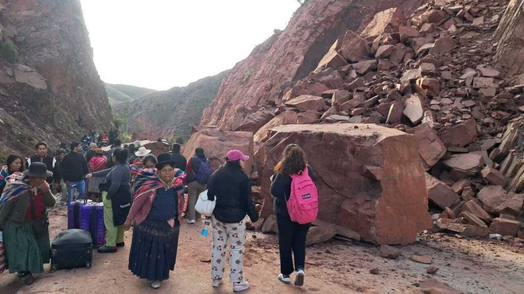 Derrumbe en la carretera Cochabamba–Oruro deja vehículos varados