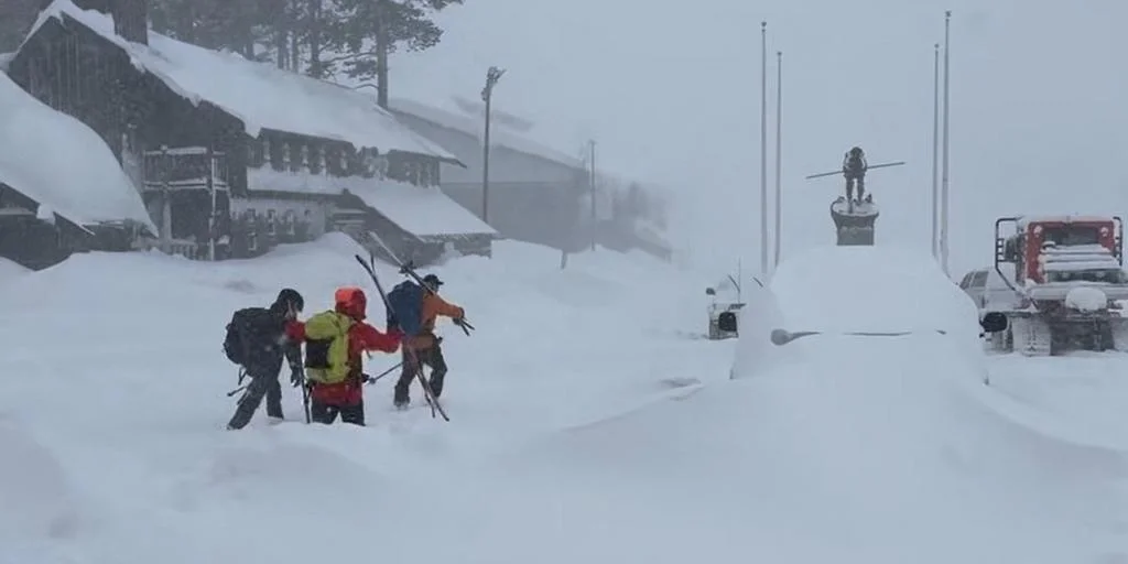 Desaparecen diez esquiadores por una avalancha en California (EE.UU.) Desaparecen diez esquiadores por una avalancha en California (EE.UU.)