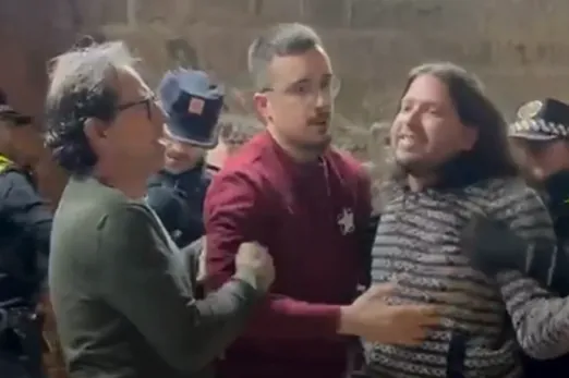 Detienen a un miembro de la CUP durante la toma de posesión de un concejal de Aliança Catalana en Santpedor (Barcelona) procedente de Junts Detienen a un miembro de la CUP durante la toma de posesión de un concejal de Aliança Catalana en Santpedor (Barcelona) procedente de Junts