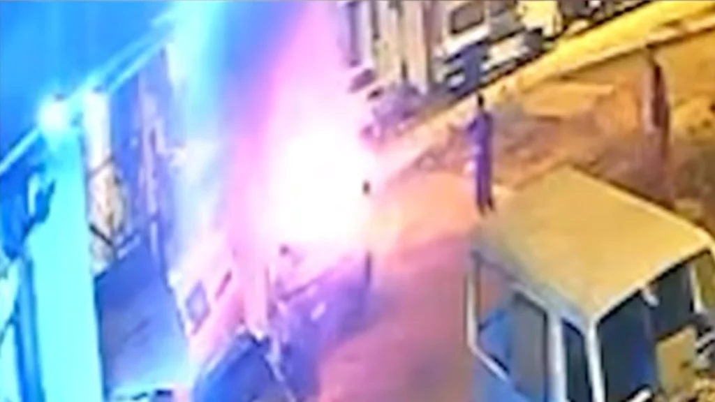 Detonan artefacto y queman combi estacionada frente a vivienda (VIDEO)