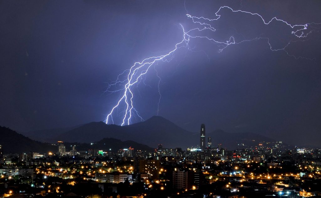 Dirección Meteorológica de Chile activa aviso por tormentas eléctricas para varias regiones del país