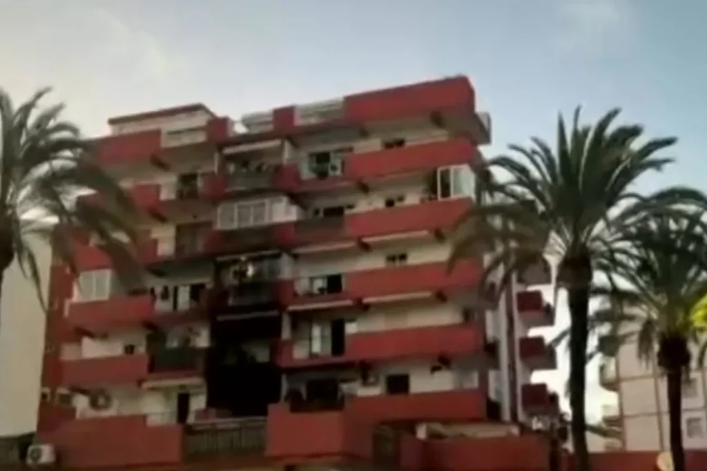 Dos muertos, un herido grave y 40 desalojados por un incendio en un edificio en Jávea (Alicante)