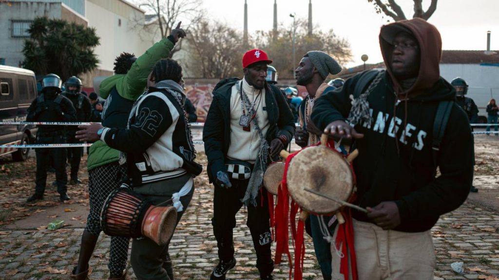 ERC entrega al comisario europeo de Derechos Humanos un informe sobre el desalojo del B9 en Badalona