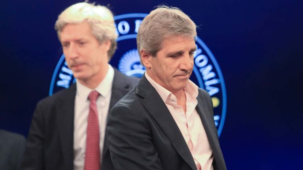 El Gobierno busca habilitar el crédito en dólares para familias y dividir aguas entre los bancos