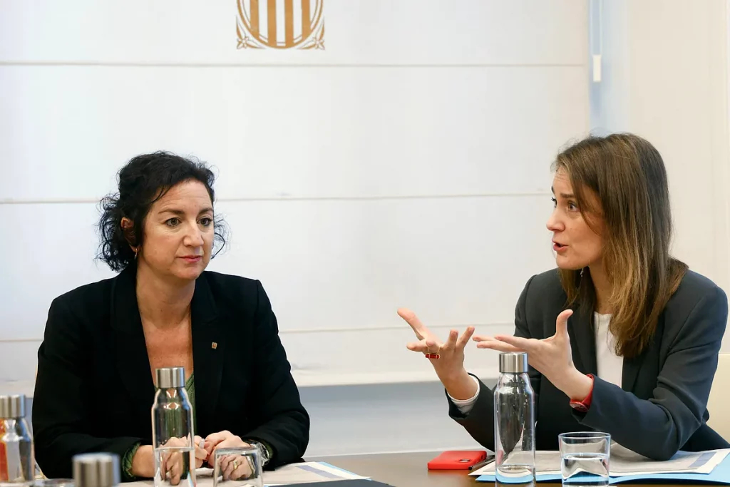 El Govern de Salvador Illa impone las primeras multas por la Ley de vivienda y allana la negociación de los Presupuestos con Comunes